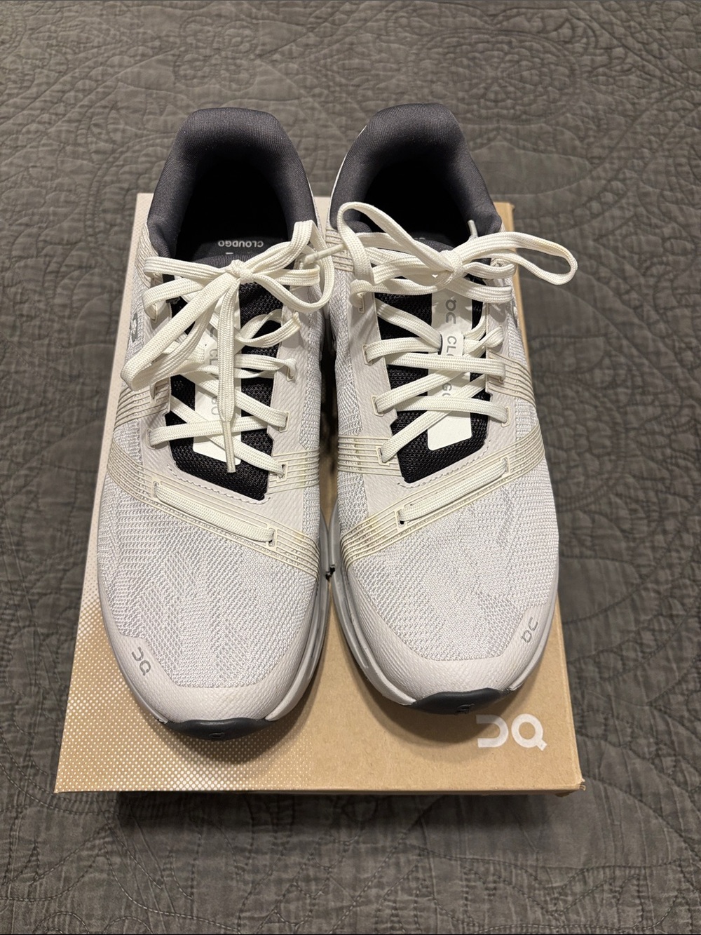 Oncloud tennis shoes women’s size 9